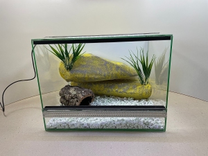 Terrarium szklane z pustynnym wystrojem 40x30x30 cm.